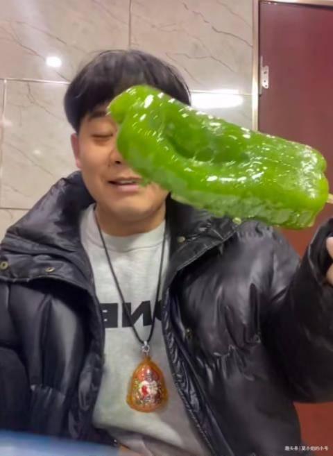 青岛吃瓜网红事件视频,一场网络舆论的风暴与反思  第1张